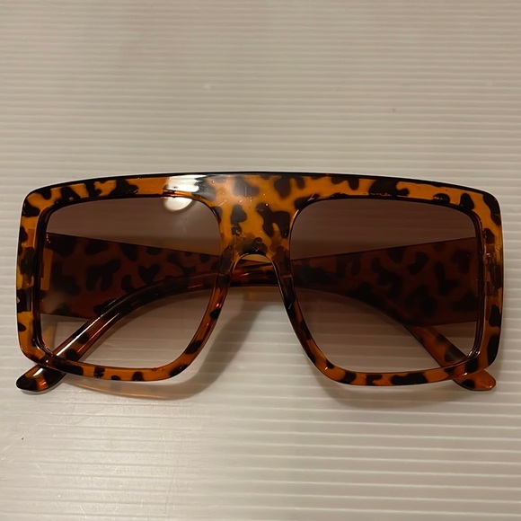 Oversized sunglasses with the shield Frame and the leopard print design - Picture 1 of 7